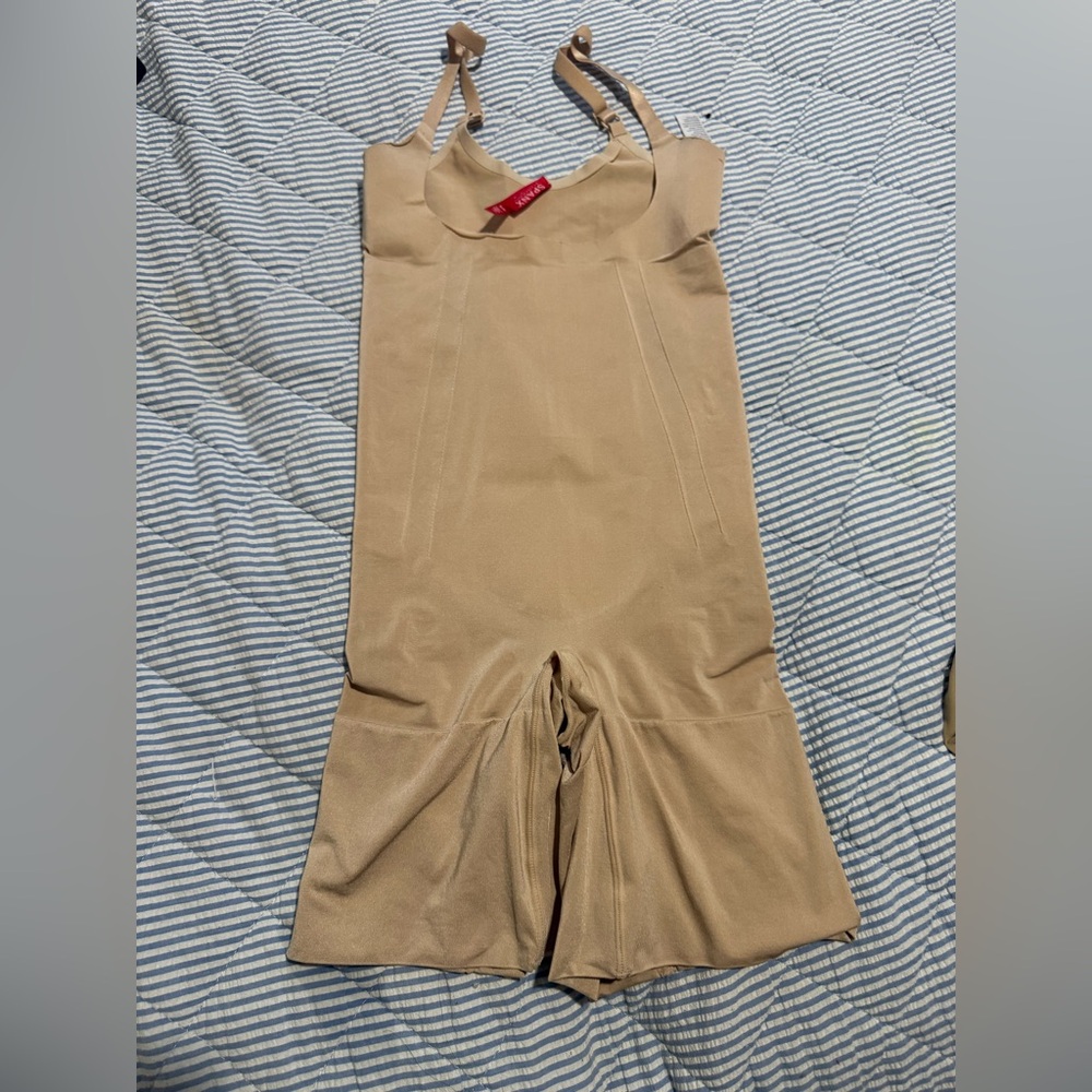 SPANX sculpt  OnCore Beige Open-Bust Mid-Thigh Bodysuit